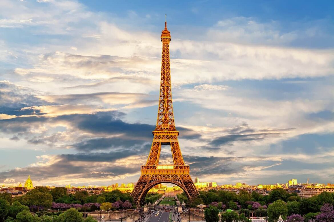 La Tour Eiffel au coucher du soleil, symbolisant l'expérience de Vivre en France étranger.