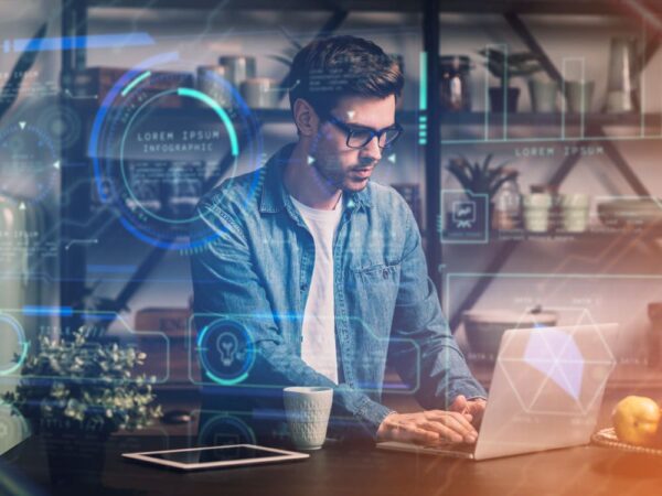 Un homme en chemise en jean travaillant sur un ordinateur portable, entouré d'interfaces holographiques futuristes, évoquant une approche de travail agile et innovante