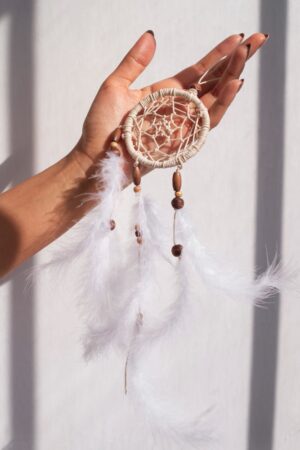 Une collection poétique d'"attrape-rêves" variés, suspendus, créant une ambiance bohème et onirique pour la chambre à coucher.